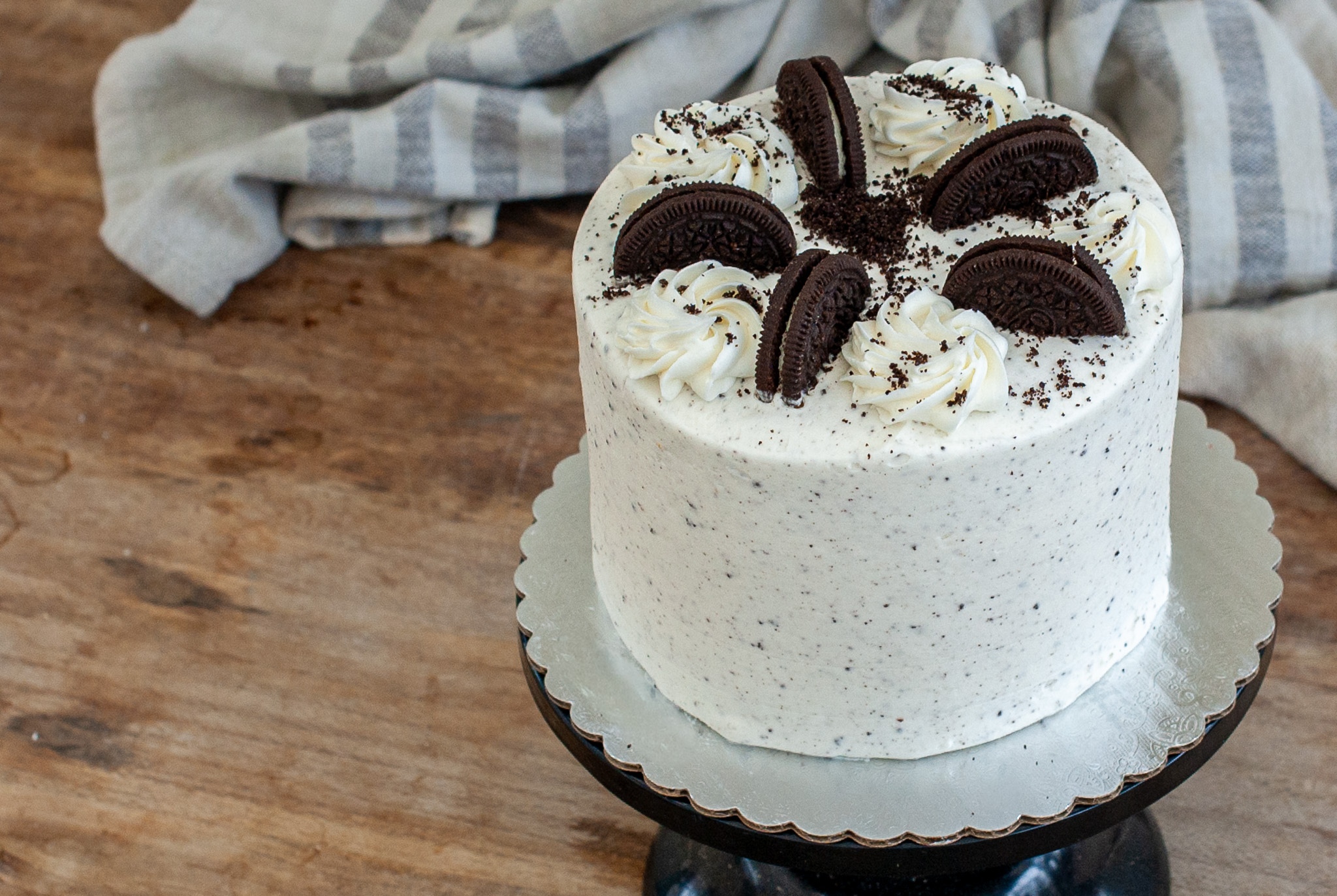 About: product commerce 6" Cookies & Cream Cake